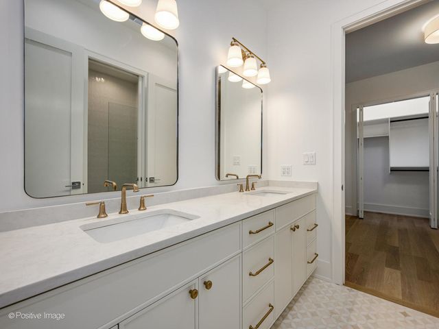 1228 W Wellington Avenue, Chicago, IL 60657