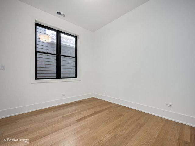 1228 W Wellington Avenue, Chicago, IL 60657