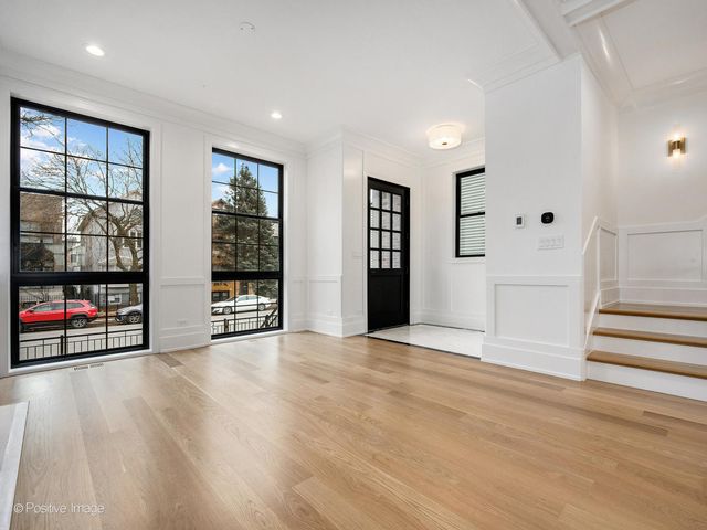 1228 W Wellington Avenue, Chicago, IL 60657