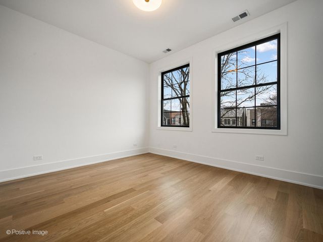 1228 W Wellington Avenue, Chicago, IL 60657