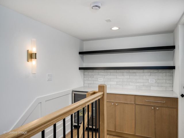 1228 W Wellington Avenue, Chicago, IL 60657