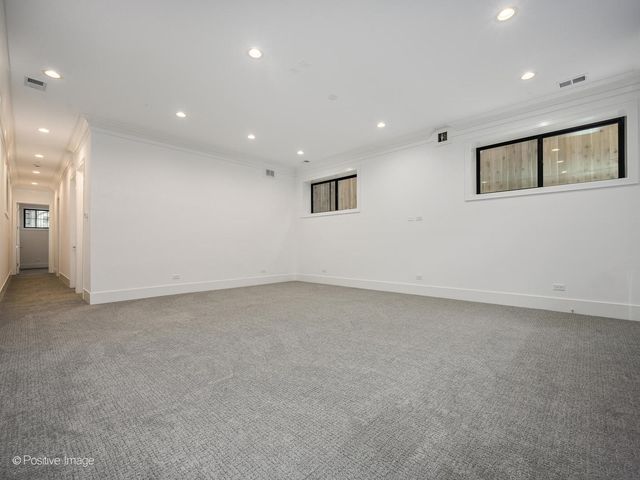 1228 W Wellington Avenue, Chicago, IL 60657