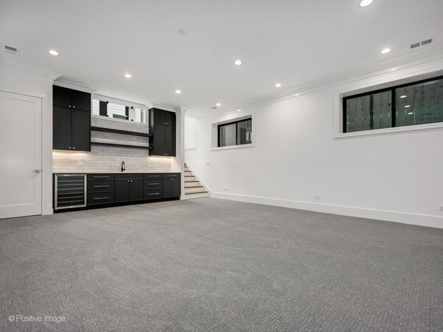 1228 W Wellington Avenue, Chicago, IL 60657