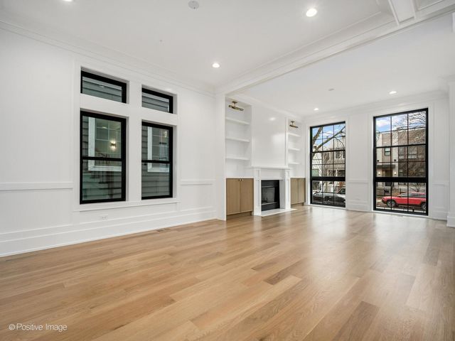 1228 W Wellington Avenue, Chicago, IL 60657