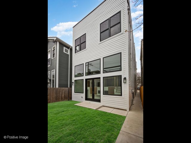 1228 W Wellington Avenue, Chicago, IL 60657