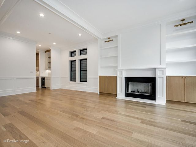 1228 W Wellington Avenue, Chicago, IL 60657