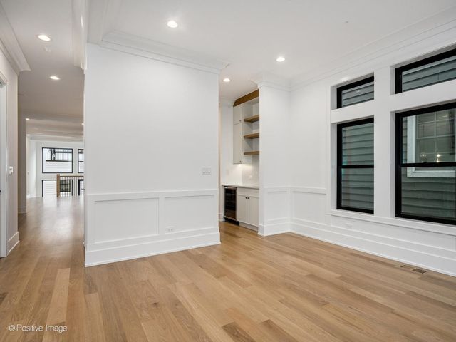 1228 W Wellington Avenue, Chicago, IL 60657