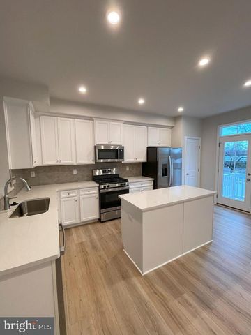 2 SIDNEY LN, Stratford, NJ 08084