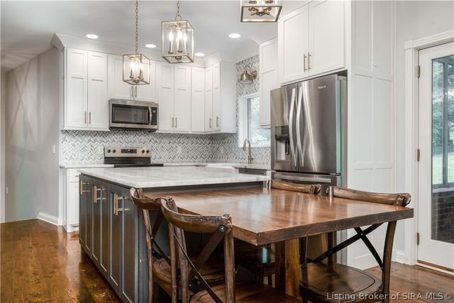 3016 Evanna Court, Floyds Knobs, IN 47119