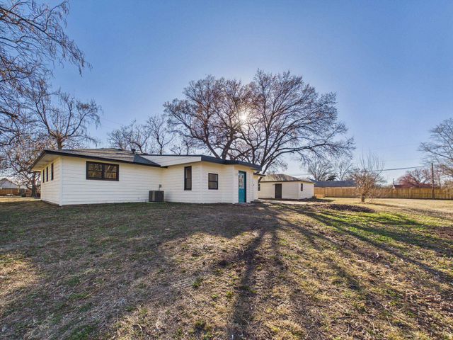 218 E 7th Ave, Belle Plaine, KS 67013