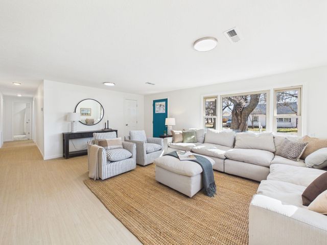 218 E 7th Ave, Belle Plaine, KS 67013