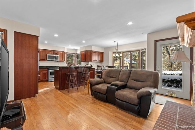 260 Forest Crest Drive, Commerce Twp, MI 48390