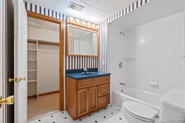 260 Forest Crest Drive, Commerce Twp, MI 48390