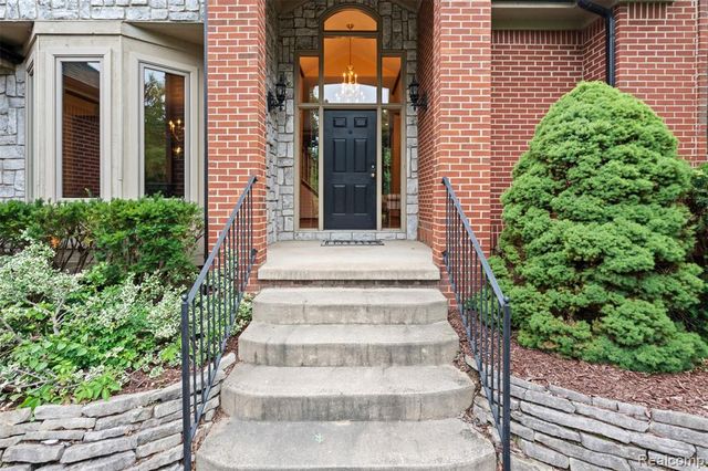 260 Forest Crest Drive, Commerce Twp, MI 48390