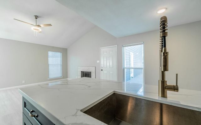916 Sirocco DR Unit B, Austin, TX 78745