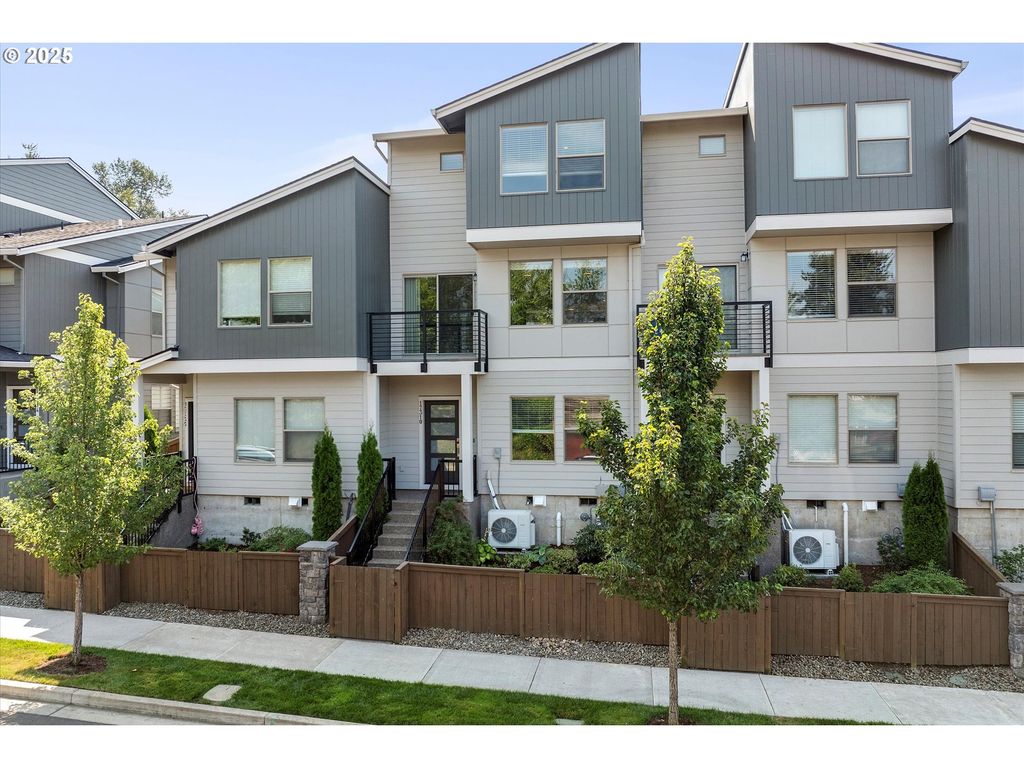 17310 Se CROSSROADS Ave, Happy Valley, OR 97086