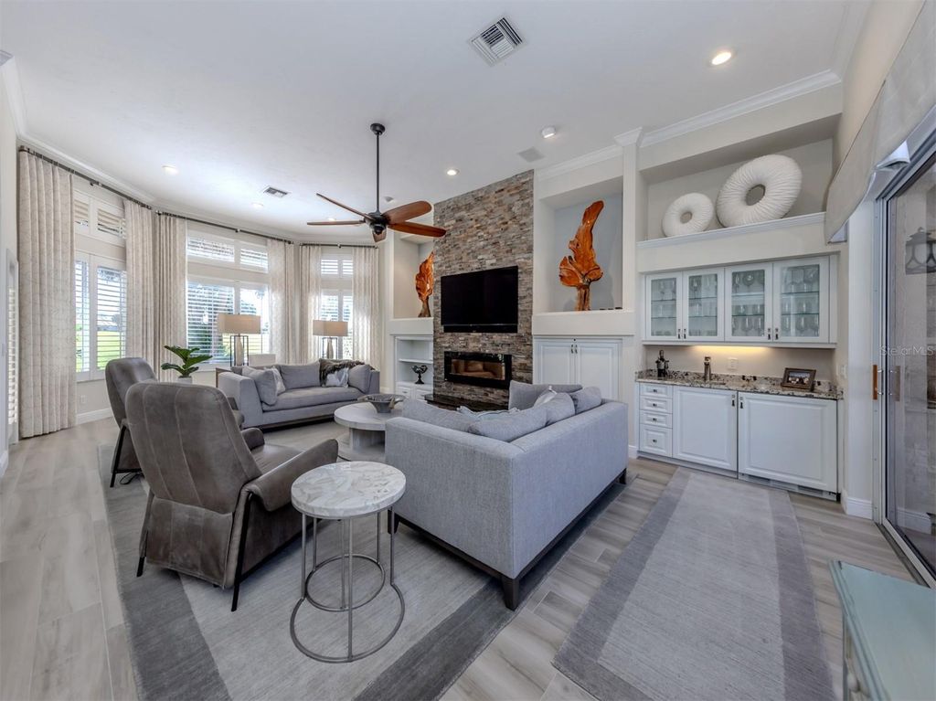 Image 12 of property listing at 310 STONE BRIAR CREEK DRIVE, Venice, FL 34292