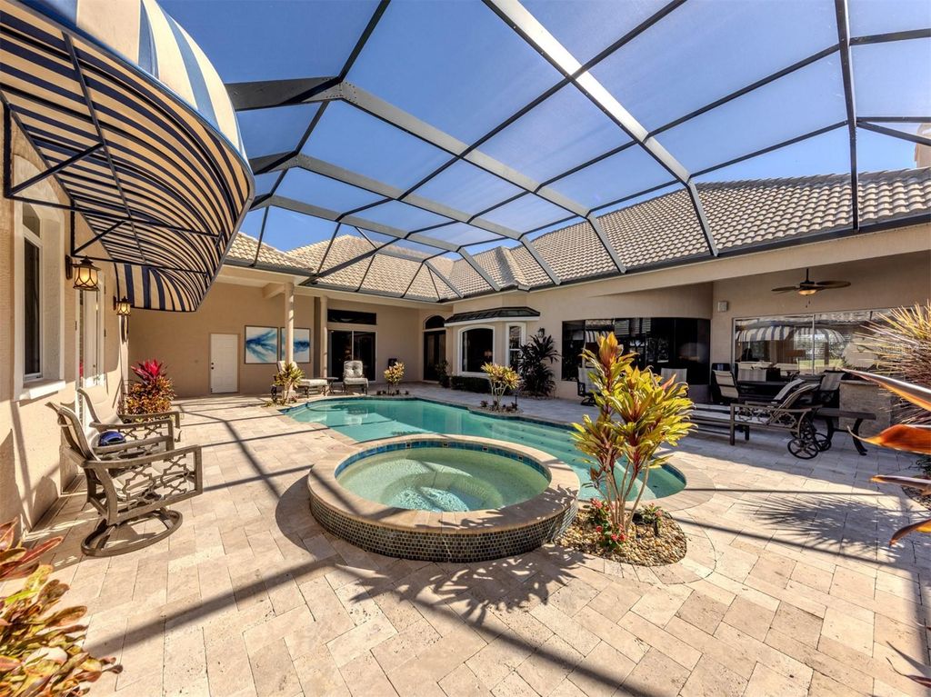 Image 16 of property listing at 310 STONE BRIAR CREEK DRIVE, Venice, FL 34292