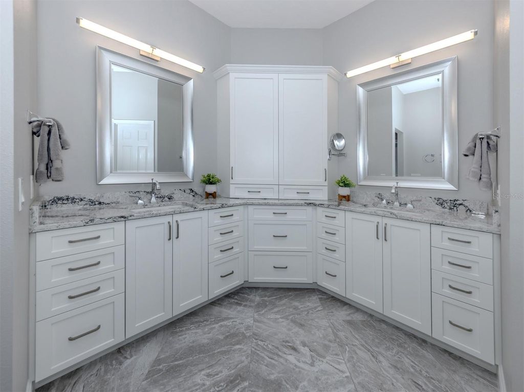 Image 21 of property listing at 310 STONE BRIAR CREEK DRIVE, Venice, FL 34292