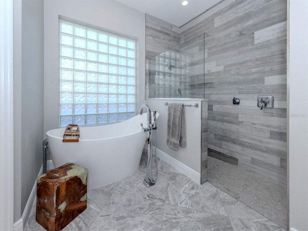 Image 22 of property listing at 310 STONE BRIAR CREEK DRIVE, Venice, FL 34292