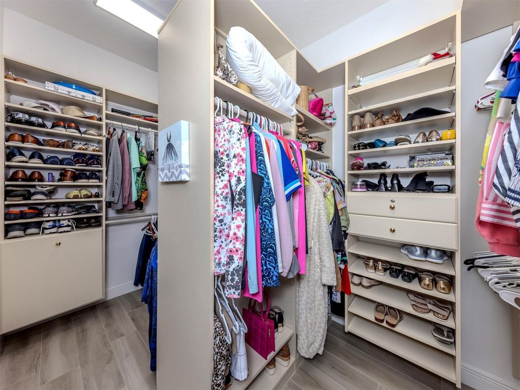 Image 23 of property listing at 310 STONE BRIAR CREEK DRIVE, Venice, FL 34292