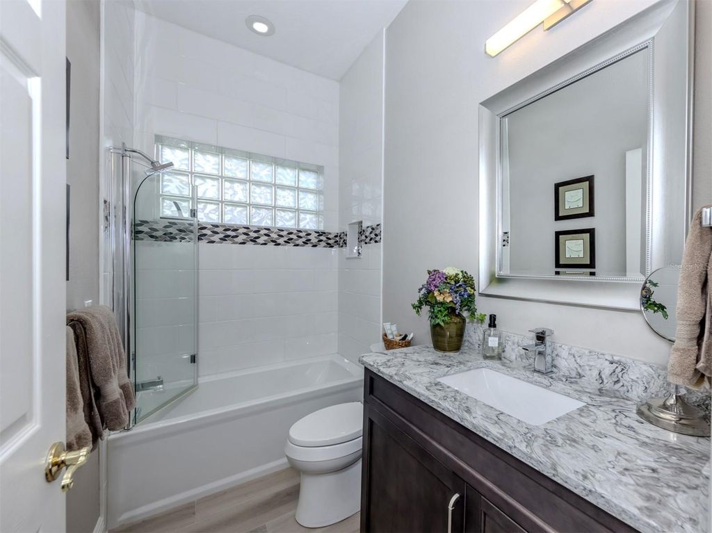 Image 25 of property listing at 310 STONE BRIAR CREEK DRIVE, Venice, FL 34292