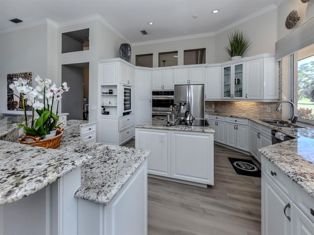 Image 8 of property listing at 310 STONE BRIAR CREEK DRIVE, Venice, FL 34292