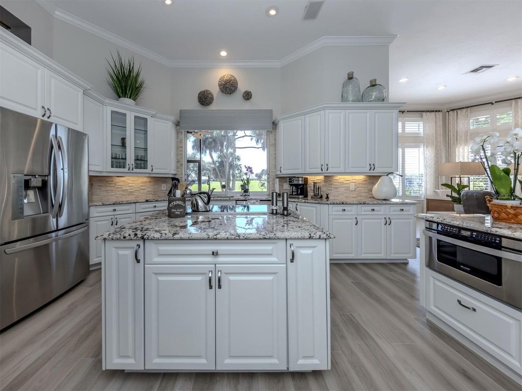 Image 10 of property listing at 310 STONE BRIAR CREEK DRIVE, Venice, FL 34292