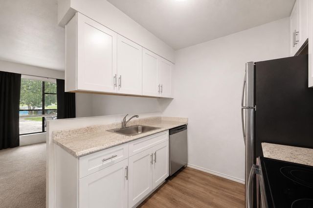 128 Hillside DR, Elgin, TX 78621