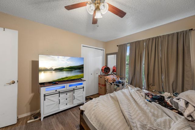 128 Hillside DR, Elgin, TX 78621