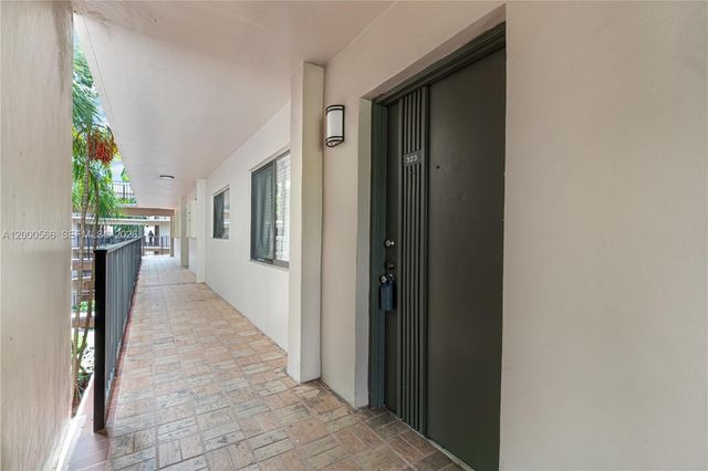 8520 SW 133rd Ave Rd 323, Miami, FL 33183