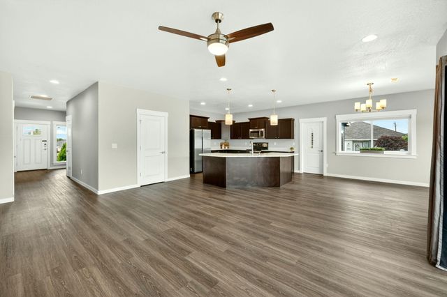 1723 Luxor Lane, Medford, OR 97504