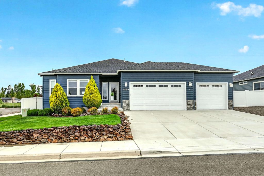 1723 Luxor Lane, Medford, OR 97504