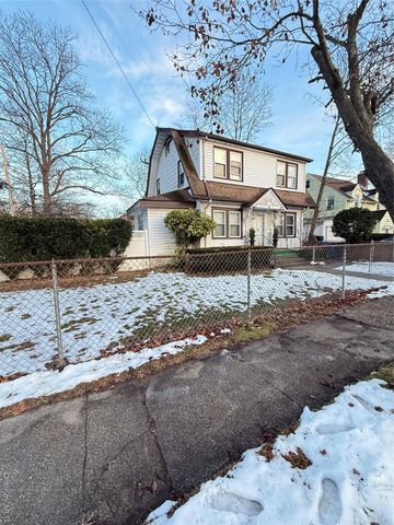 18 Hotchkiss Place, Freeport, NY 11520