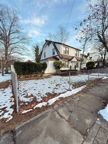 18 Hotchkiss Place, Freeport, NY 11520