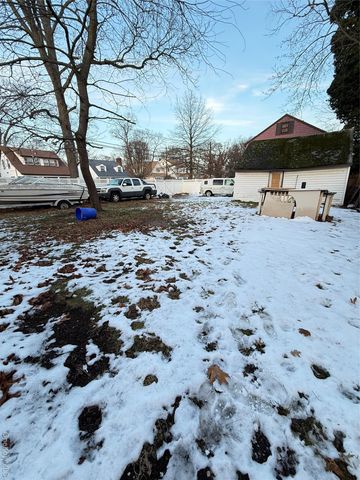 18 Hotchkiss Place, Freeport, NY 11520