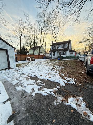 18 Hotchkiss Place, Freeport, NY 11520