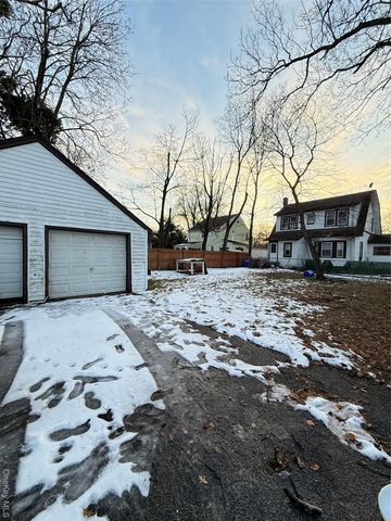 18 Hotchkiss Place, Freeport, NY 11520