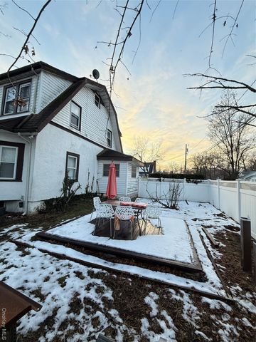 18 Hotchkiss Place, Freeport, NY 11520