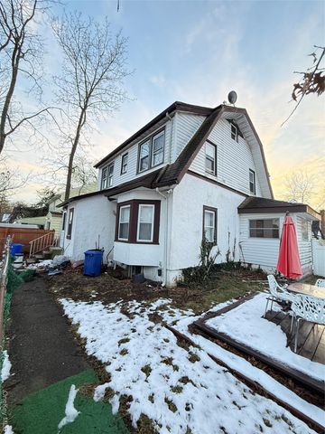 18 Hotchkiss Place, Freeport, NY 11520