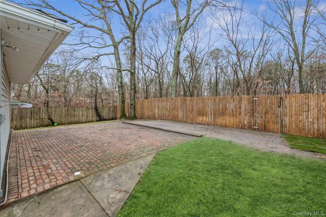 86 Stuyvesant Avenue, Mastic, NY 11950