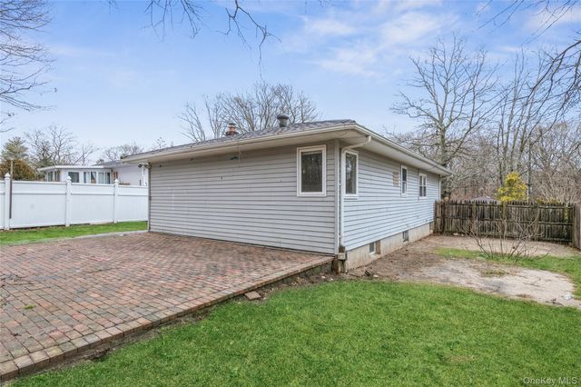 86 Stuyvesant Avenue, Mastic, NY 11950