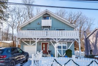 208 Maxim Dr, Hopatcong Boro, NJ 07843