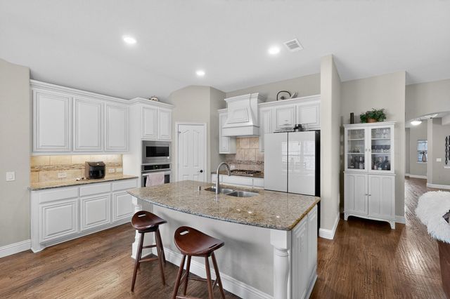 832 Monticello Drive, Burleson, TX 76028