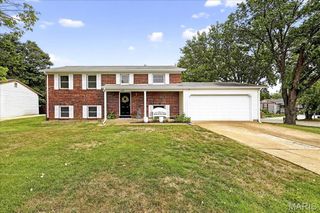 1200 Queens Trail Lane, Fenton, MO 63026