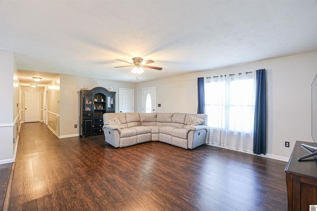 110 Holmes Dr, Paducah, KY 42003