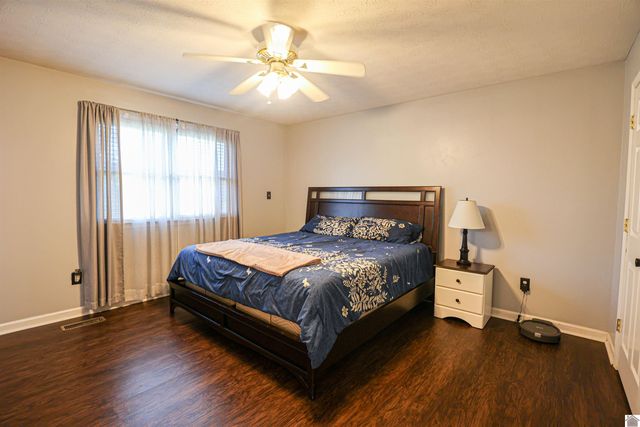 110 Holmes Dr, Paducah, KY 42003