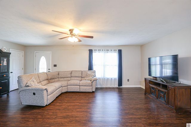 110 Holmes Dr, Paducah, KY 42003