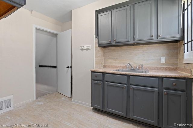 9145 Mettetal Park, Detroit, MI 48228