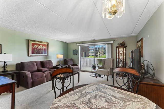 930 TAYLOR Drive 104, Gurnee, IL 60031